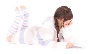 100均グッズで「寝ながらノートパソコン」が使える環境を作ってみた